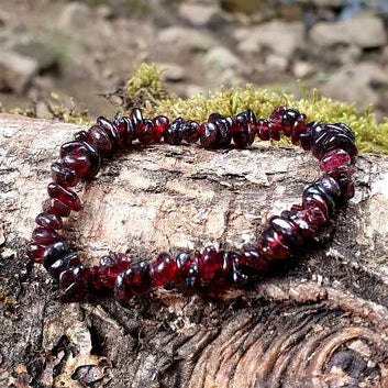 Heart Winning Garnet Chips Bracelet for Unisex